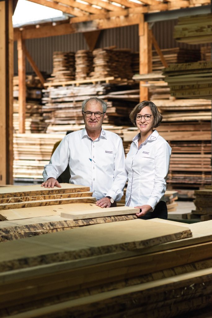  In der reichhaltigen Holz-Schatzkammer der Weishaupt AG: 2018 hat Bettina Weishaupt die Geschäftsführung von ihrem Vater Bruno übernommen.