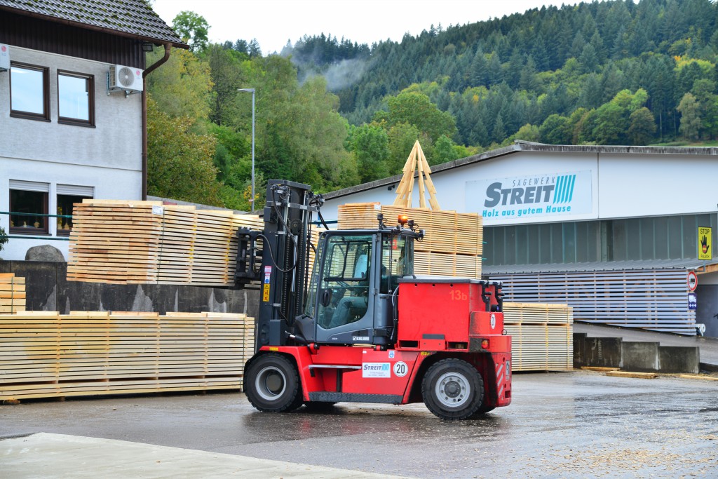  Schnittholzverladung mit Frontstaplern. Rund 2.000h/Jahr leisten die DCE/ECF-Stapler jährlich, die Beladung von bis zu 5.000 LKW pro Jahr ist eine ihrer Hauptaufgaben.
