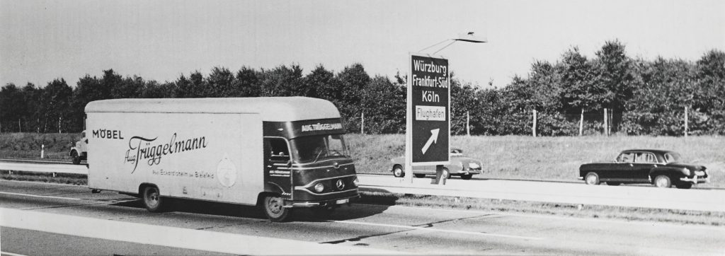  Trüggelmann stellt seit mehr als 80 Jahren qualitativ hochwertige Möbel nach Maß her. Hier ein historisches Foto eines Möbeltransports aus den 60er Jahren.