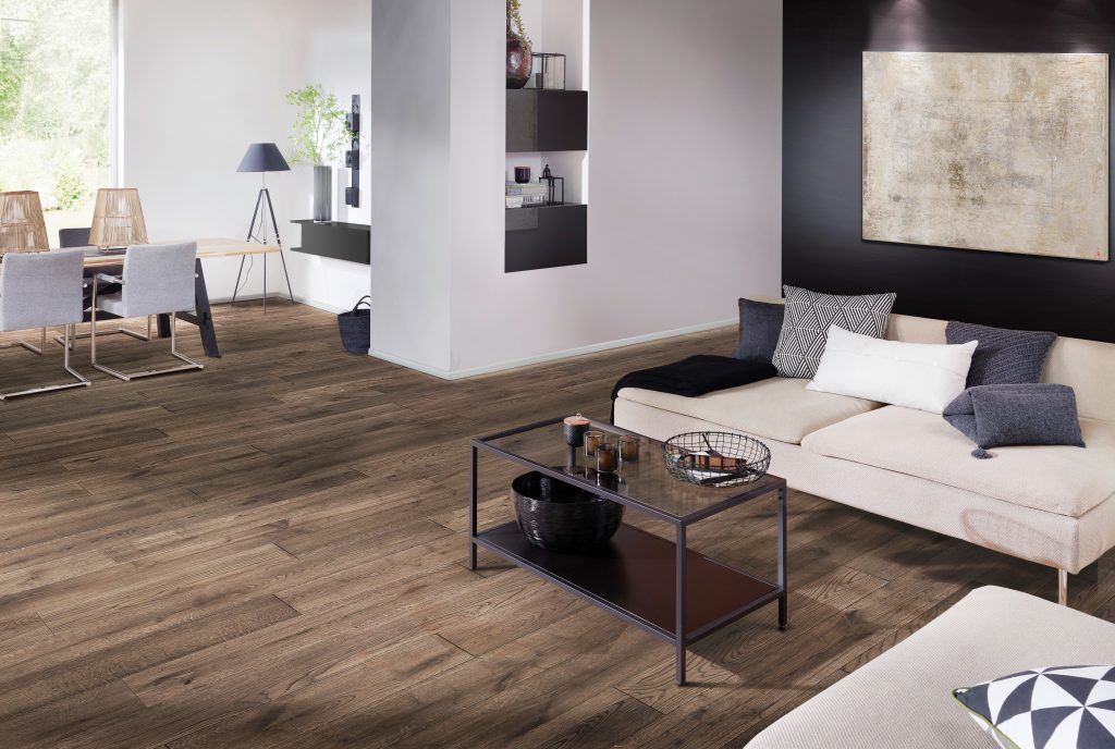 Stilvoll: Der rustikale Massivholzboden aus europäischer Eiche kombiniert mit modernen, hellen Möbeln schafft ein edles Wohnambiente.