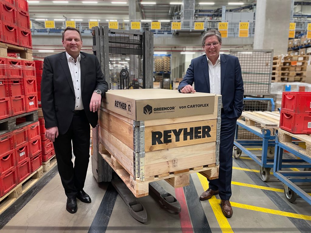 Reyher-Geschäftsführer Klaus-Dieter Schmidt und Matthias Hebrok, Geschäftsführer Cartoflex zeigen die neuen GreenCor-Palettenabdeckungen