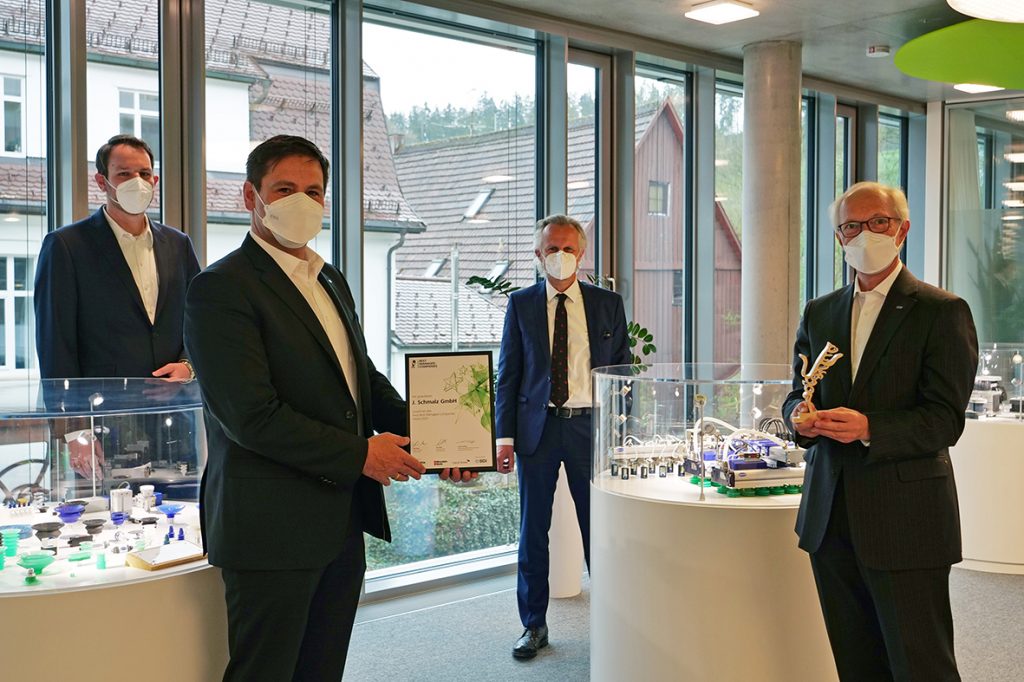 Stolze Preisträger: Die Schmalz-Geschäftsführer Andreas Beutel (2.v.l.) und Dr. Kurt Schmalz (r.) nehmen den Axia Best Managed Companies Award von Björn Neumann (l.) und Markus Seiz (beide Deloitte) entgegen.