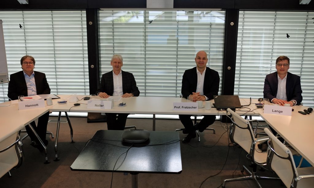 BDF-Präsident Hans Volker Noller (2.v.l.) leitete die digitale Veranstaltung aus dem Verbandsgebäude in Bad Honnef, von wo aus auch DIW-Präsident Marcel Fratzscher (2.v.r.) und die BDF-Geschäftsführer Achim Hannott (l.) und Georg Lange (r.) zugeschaltet waren.