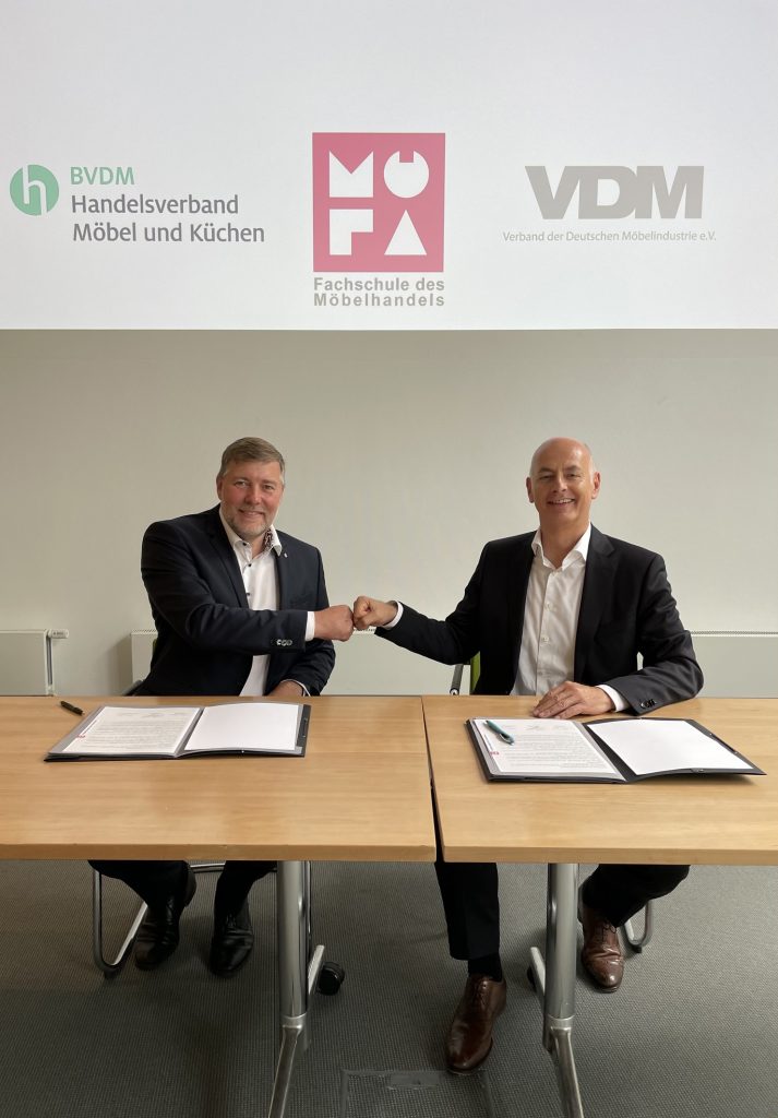 Markus Meyer (links), MöFa-Vorstand und Sprecher des BVDM-Präsidiums, und VDM-Präsident Elmar Duffner unterzeichnen die Absichtserklärung. 