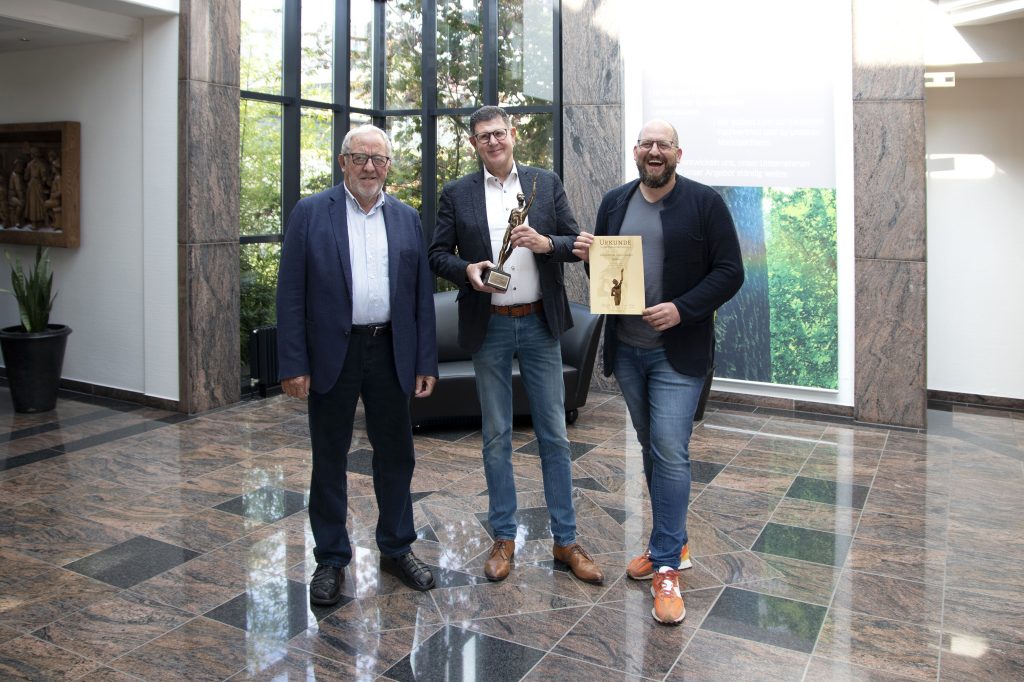 Die Geschäftsführer Johannes Schulte, Ludger Schindler und Guido Schulte (von links) sind stolz auf die Auszeichnung und ihr gesamtes Team.