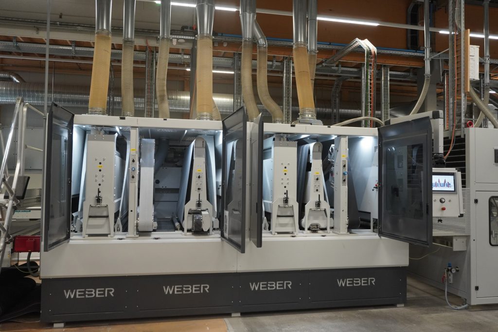  Eine Weber KSF Schleifmaschine mit sechs Schleif- und Bürstenaggregaten für die vollautomatische Fertigung in Losgröße 1.