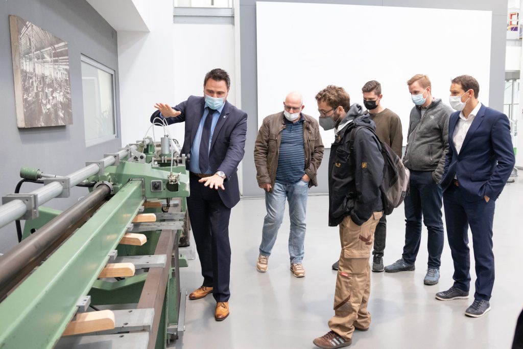 Sebastian Marschner, Vertriebsleiter von Biesse Deutschland, erläuterte den mitgereisten Kunden und Interessenten die Details und Besonderheiten der Maschinen im Showroom.