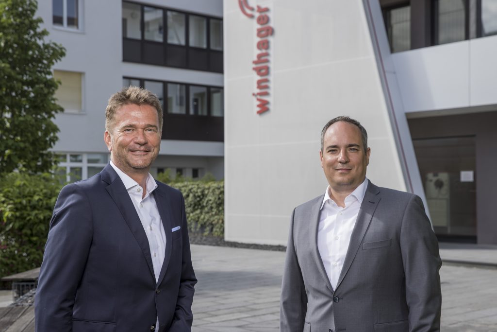 Windhager Geschäftsführer Stefan Gubi (li.) und Roman Seitweger setzen den vom Firmeneigentümer Gernot Windhager eingeschlagenen Expansionskurs des Unternehmens fort.