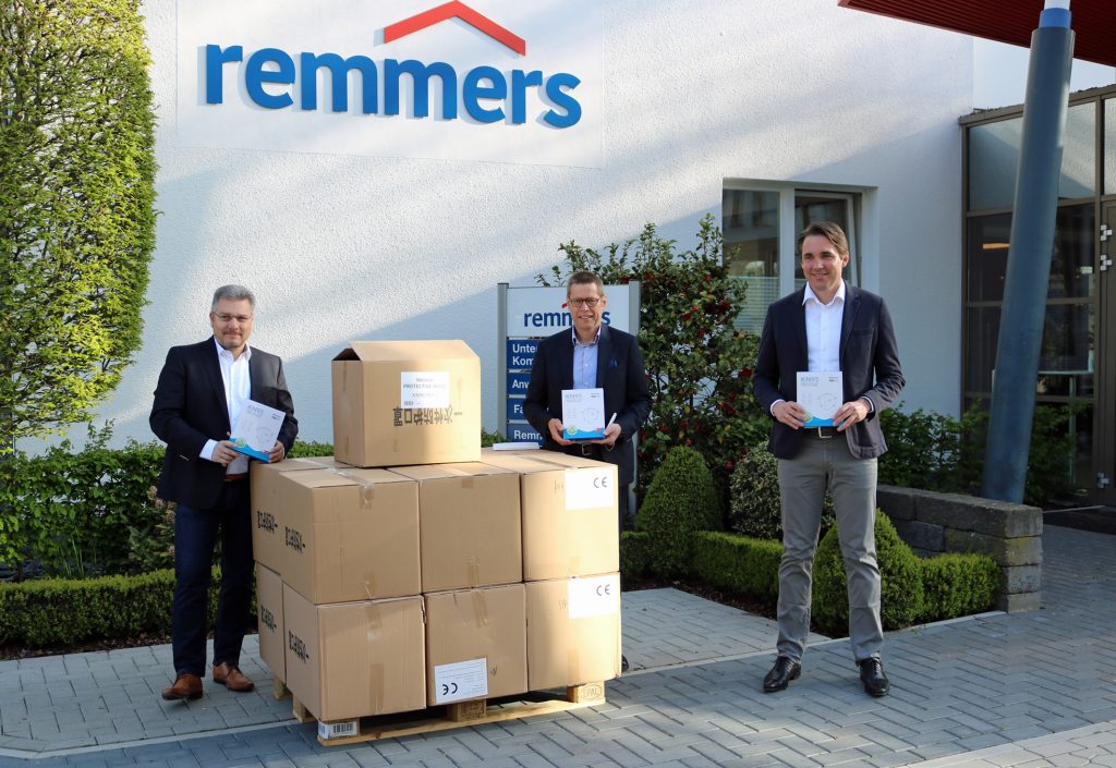 Die Remmers Gruppe spendete 2020 rund 10.000 FFP2 Masken an die Stadt Löningen. Die Masken übergaben Jürgen Jahn, Bereichsleiter Personal (links) und Dirk Sieverding, Vorstandsvorsitzender (rechts) an den damaligen Löninger Bürgermeister Marcus Willen.