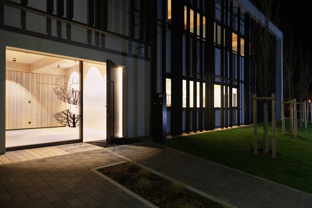  Nicht nur die Fassade dieses Gebäudes der Schurig GmbH ist modern. Der Innenausbauspezialist setzt auf eine immer besser vernetzte Fertigung, um Kunden auch wirtschaftlich attraktive Raumlösungen anbieten zu können. 