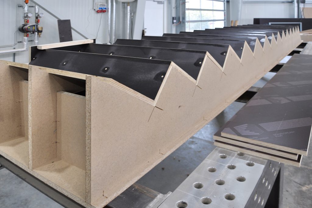  Für die Fertigung der Negativschalungen setzt Innbau-Beton Spanplatten, beschichtete Spanplatten und Mehrschichtplatten ein.