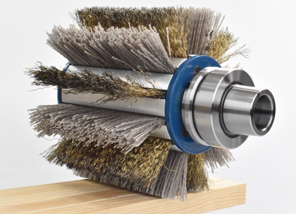  Durch das Einmischen von Kunststoffborsten werden hervortretende Holzfasern direkt entfernt. Das ist ideal für die Bearbeitung von Eiche und Buche.