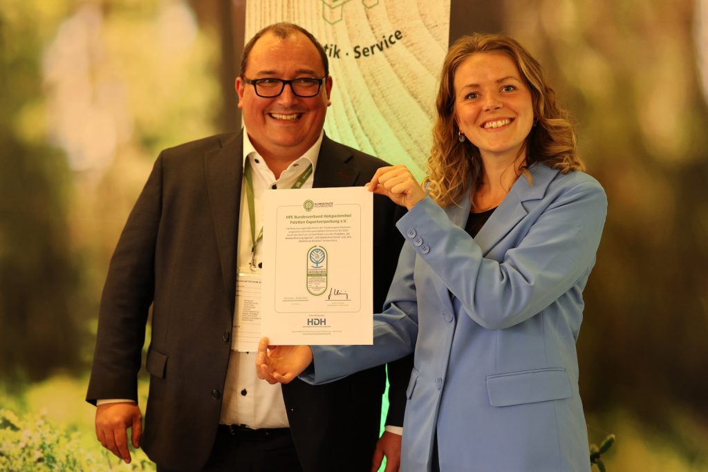 HPE-Geschäftsführer Marcus Kirschner und HPE-Projektmanagerin Sarah Zich bei der Überreichung des Klimaschutz-Zertifikats am 30. April in Mainz.