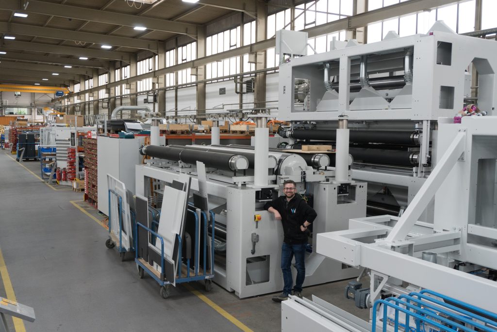 Die Schleifmaschine der Baureihe LDK hat eine Arbeitsbreite von 3.700mm - und ist damit die größte ihrer Art auf dem Markt.